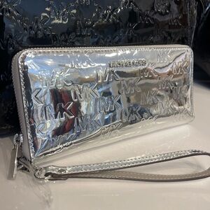 MICHAEL KORS Jet Set Larg Patent Logo Debossed Continental Wallet Wristlet Phone